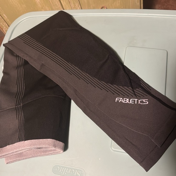*Like new* Fabletics Leggings - Picture 3 of 4